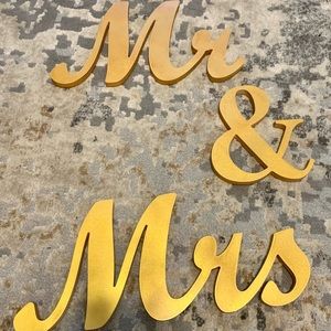 Mr & Mrs sign